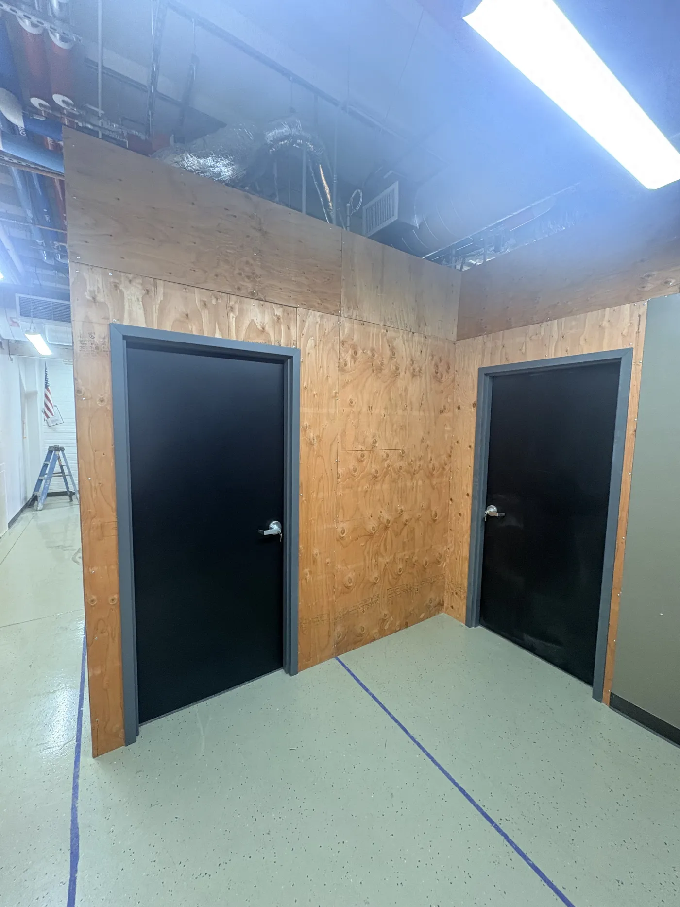 The two entrances to the laboratory, seen from the corridor.